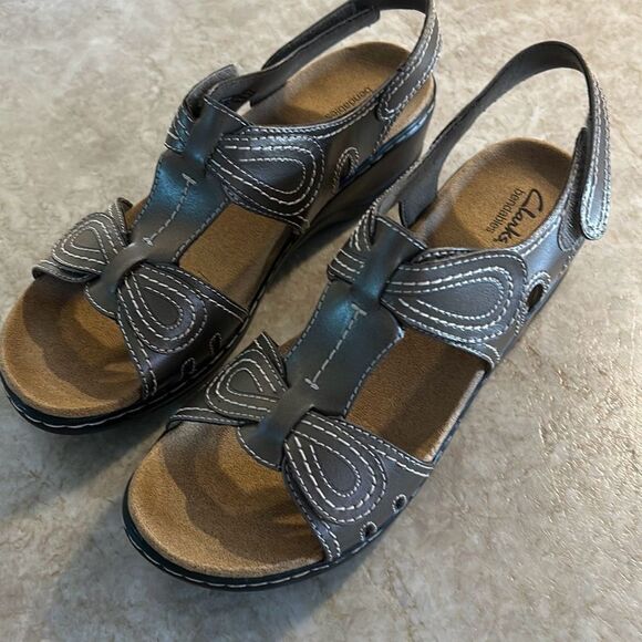 CLARKS Bendable Leather Sandals NWOT - Picture 1 of 7